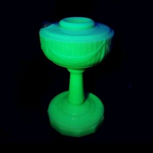 Vintage Uranium Aladdin Lincoln Drape oil lamp. Rare